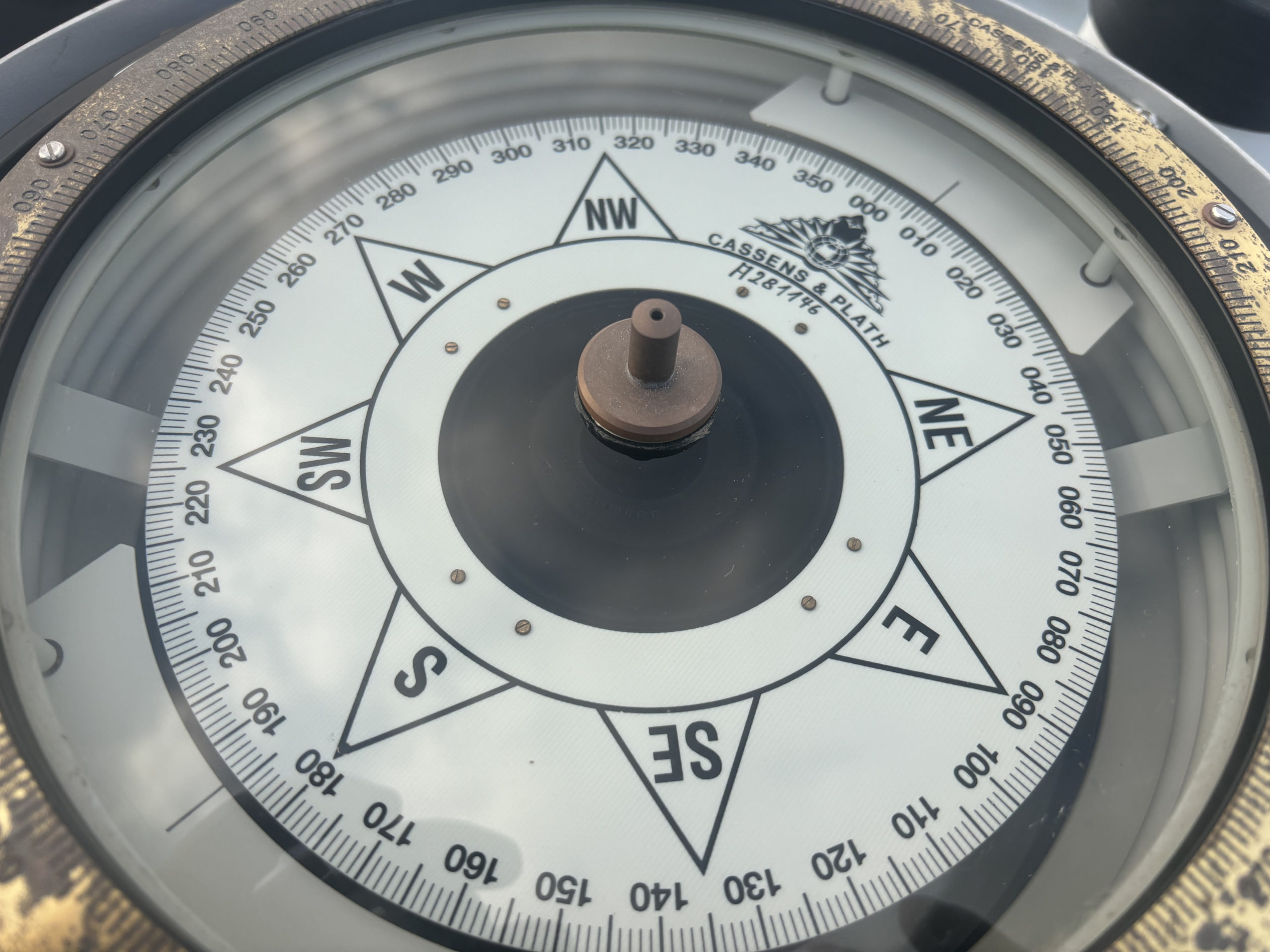 船舶磁気コンパスのクローズアップ